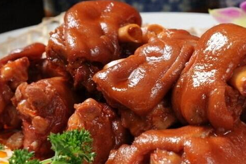 食材:猪蹄,啤酒,冰糖,八角,桂皮,香叶,香葱,生抽,老抽.