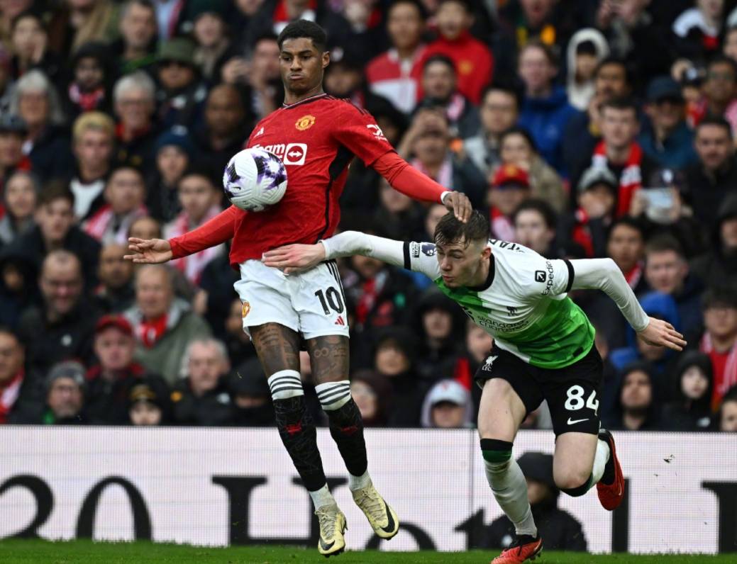 索博斯洛伊,远藤航和麦卡利斯特组成了三中场,锋线三叉戟则是努