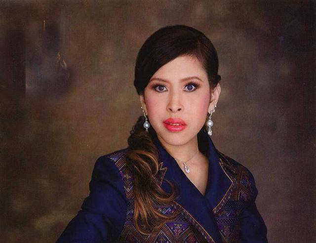 那时的泰国国王拉玛九世从小在瑞士长大,所以他有西方先进思想,不包办