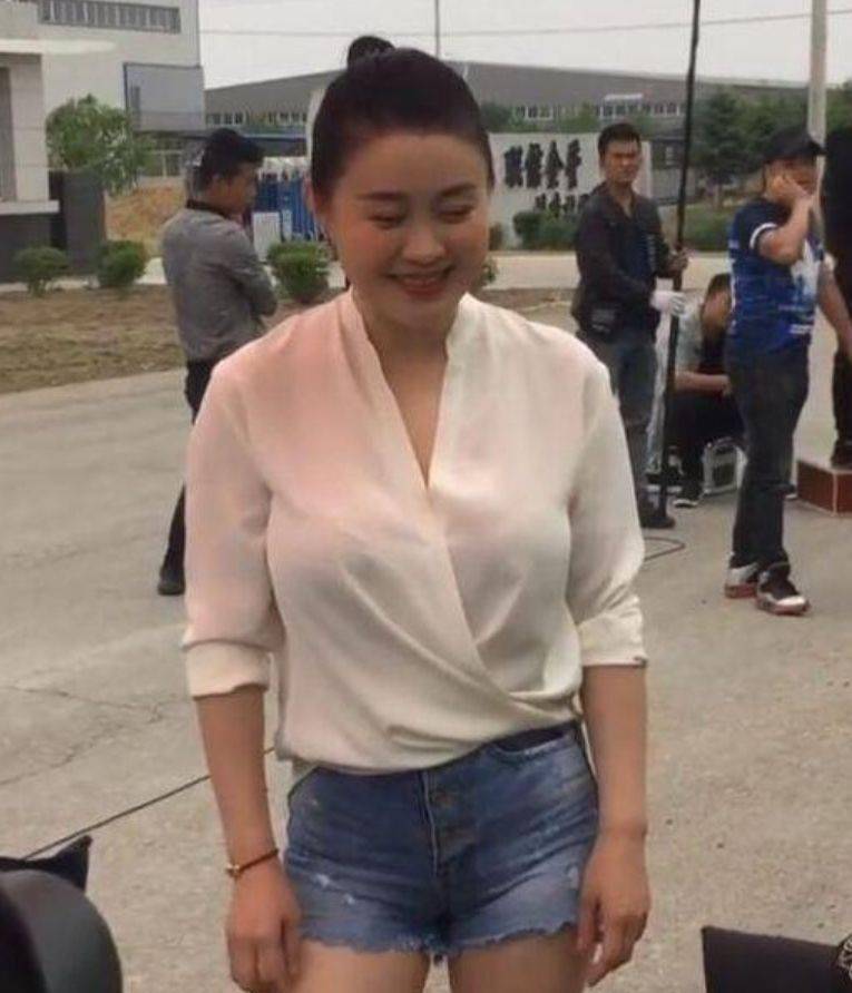 乡爱关婷娜晒照穿3万块连衣裙却因上围傲人扣不上