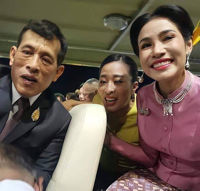 原创泰国甄嬛诗妮娜咧嘴大笑控制不住晒册封肖像照苏提达哭死