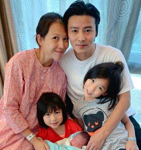 张晋作为丈夫的,如今,蔡少芬已经是三个孩子的妈妈,一家五口无比幸福.