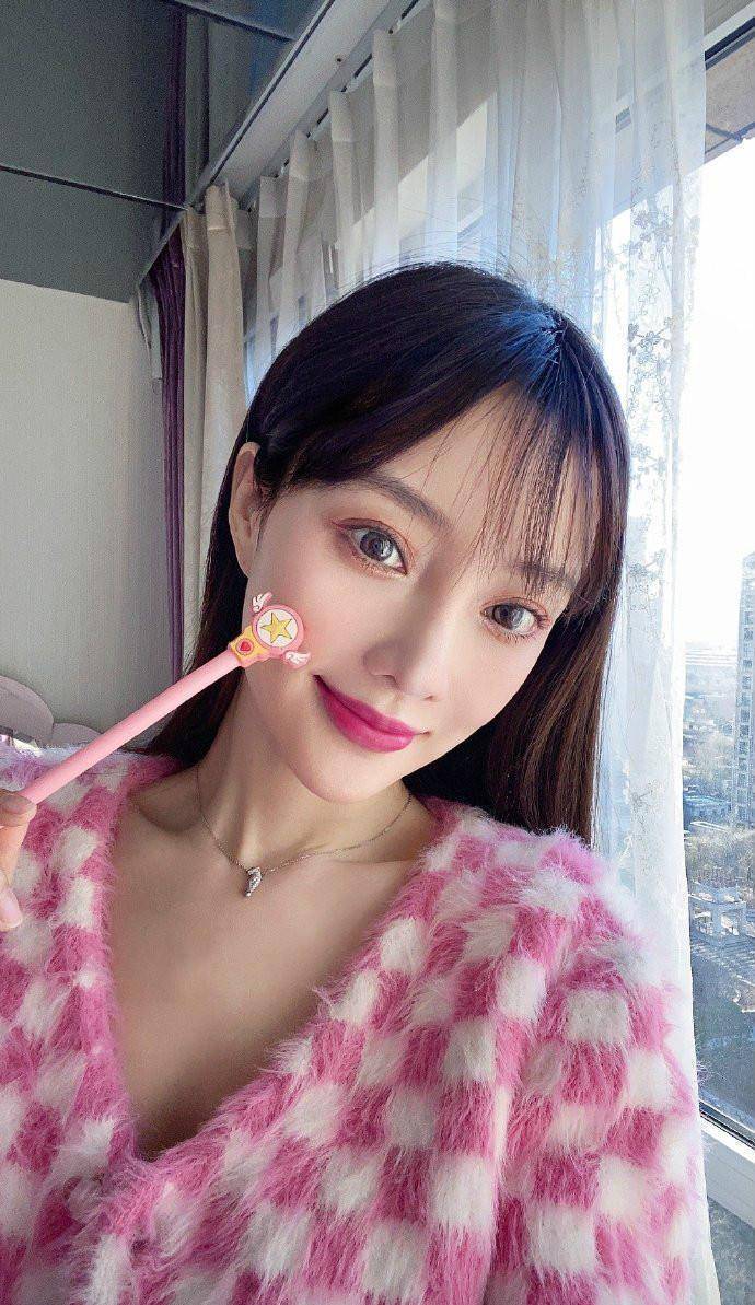 原创38岁李小璐少女感太强从甜馨妈变模特小姐姐会穿衣太过重要