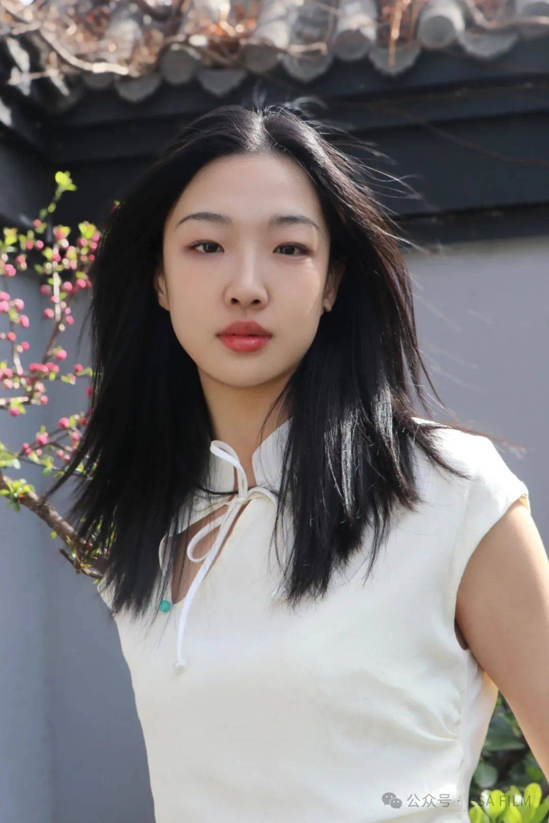 王清亮相中国国际时装周 自然淡雅赴约中式奇遇