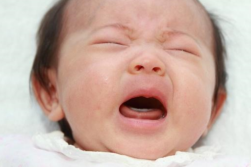 被婴儿哭是一件很头疼的事吗？学会这5招轻松解决宝宝哭闹！_妈妈_声音_子宫