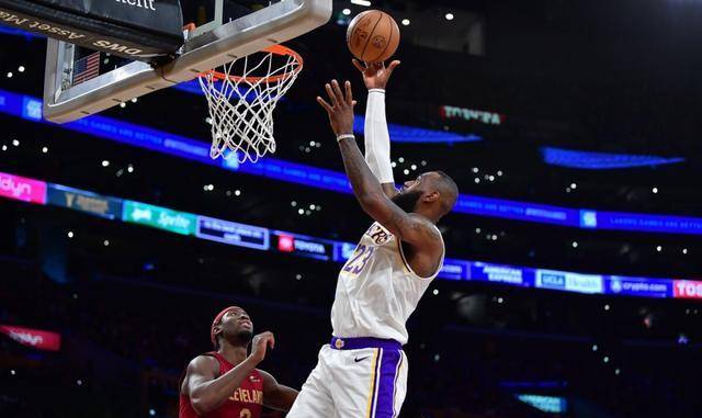 詹姆斯提前离场,湖人大胜骑士,skip指责其寻找季后赛借口_比赛_防守