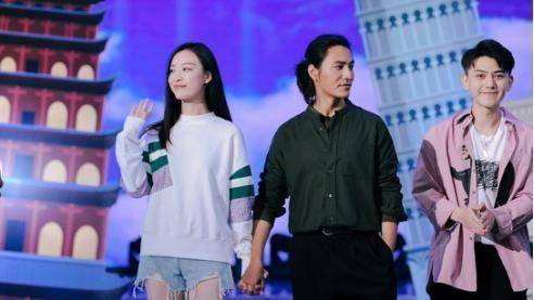 在快乐大本营上陈坤和倪妮两人的有爱小互动,彻底把网络上的楚王夫妇