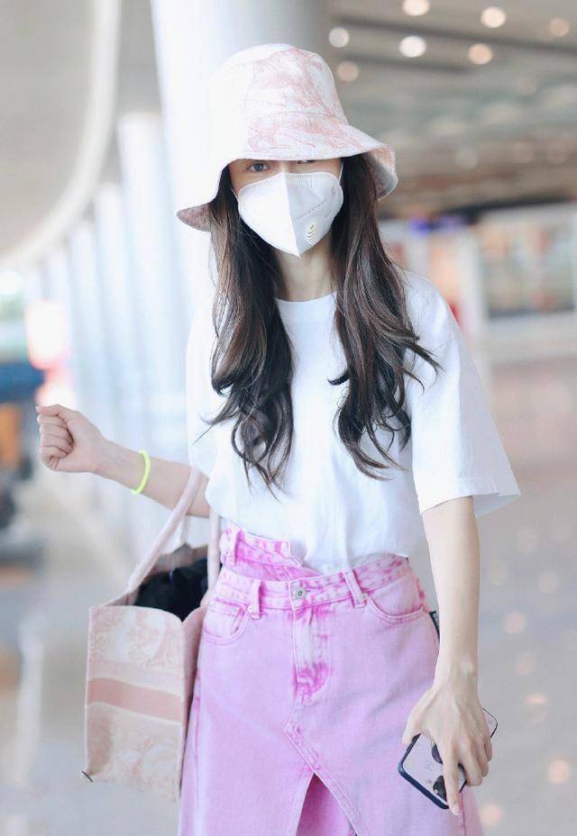 angelababy被赞辣妈圈top白t配粉裙看着好温柔31岁美得像21