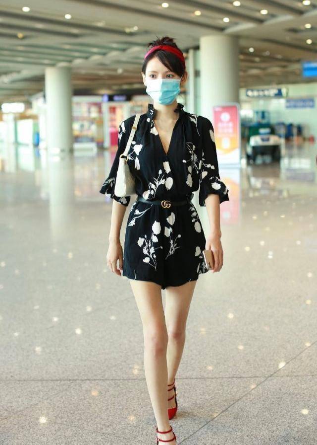 原创29岁的张予曦又瘦了穿拼接西装秀蜂腰腿精果然不是白叫的