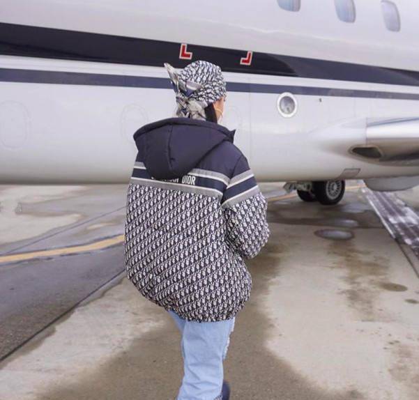 原创c罗未婚妻高调炫富露大腿破洞裤真抗冻端酒杯微醺表情太迷离