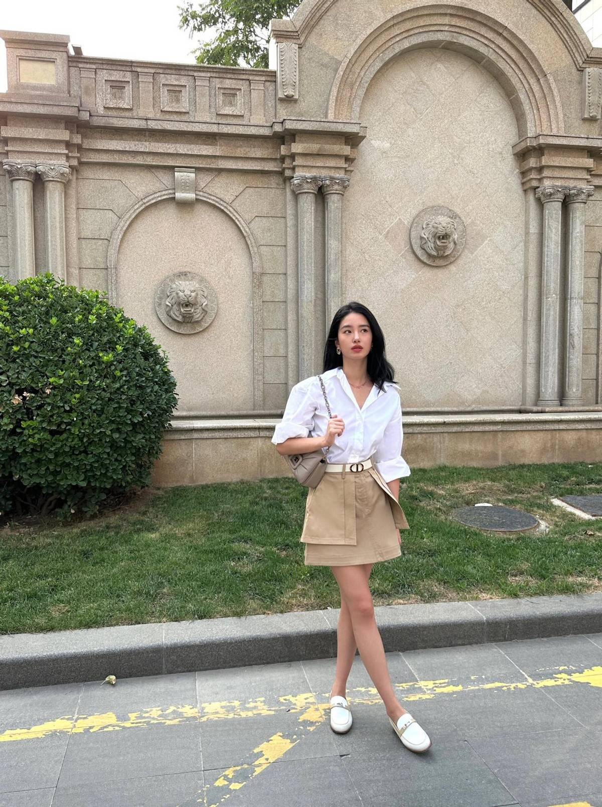 原创31岁杨采钰带火了一种新穿法白衬衫短裙乐福鞋显瘦又洋气