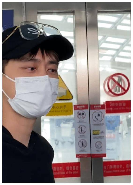 36岁李易峰日本回国生图黑眼圈厚重反差大眼神呆滞全程好冷漠