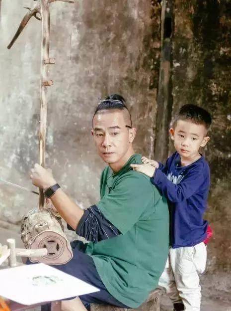 陈小春带全家滑雪惹怒应采儿大哥的女人公然发博投诉