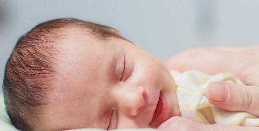 婴儿睡觉时有四种情况，所以马宝应该及时看医生_父母_胃部。