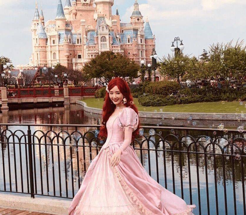 原创原创毛晓彤现身迪士尼看清美过精修的生图确定不是在逃公主吗