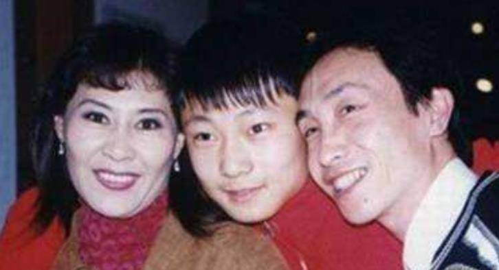 原创巩汉林儿子是谁与潘长江女儿娃娃亲无果最终还是娶得妻子