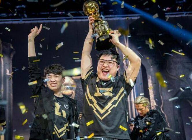 然后大家就看到uzi捧起了s赛冠军奖杯,而t1众人在旁边一脸问号,其实
