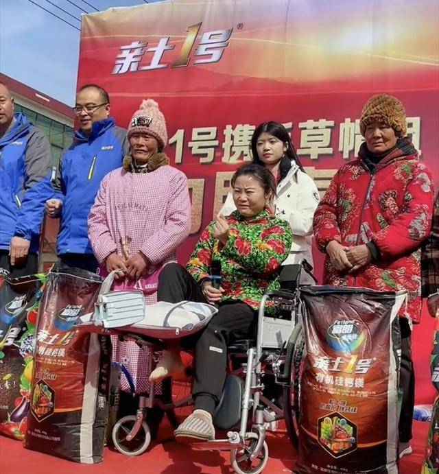 草帽姐自言为家乡驰援150万因不能准时送达眼含泪水哭求网友