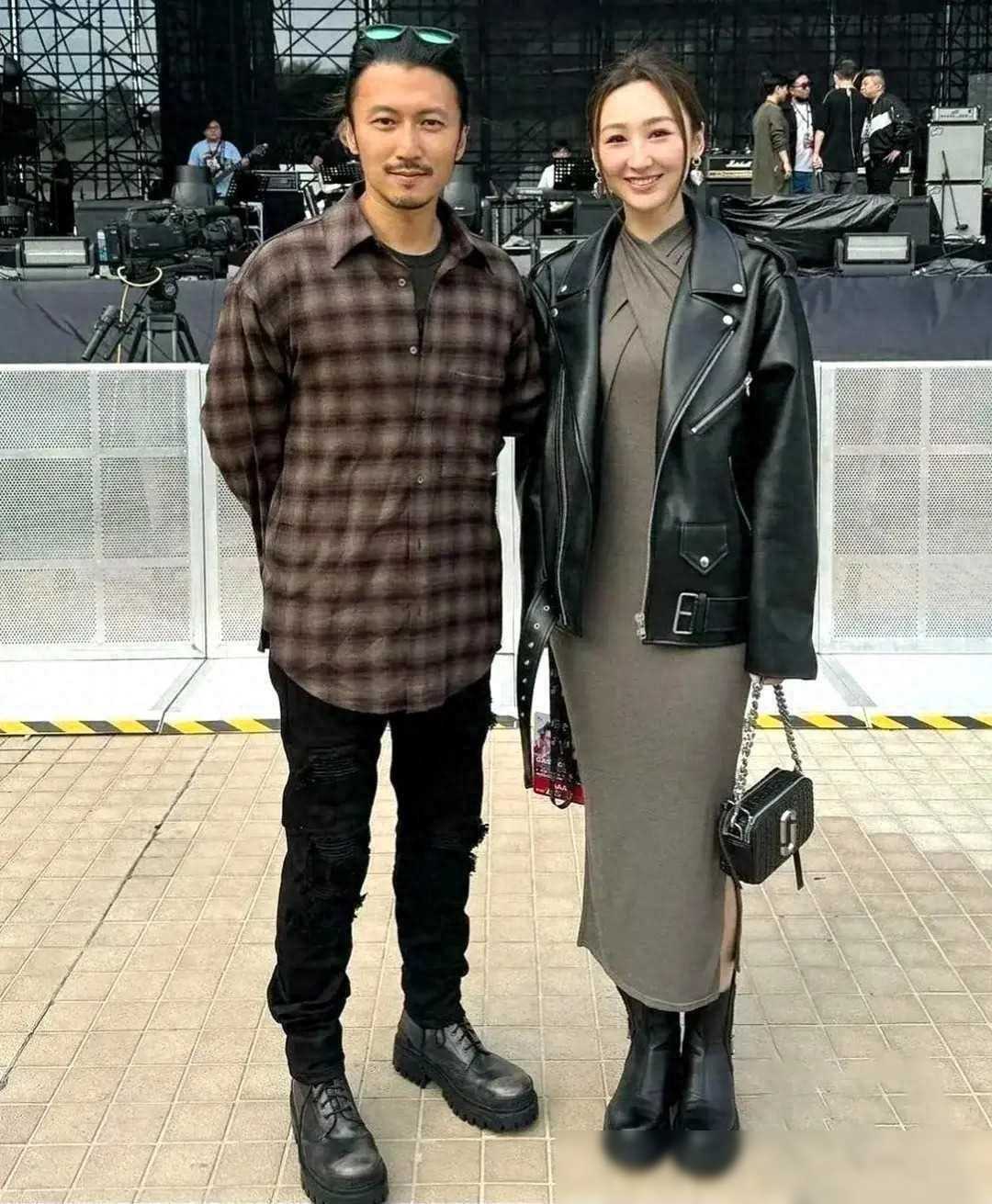 他以精湛的武艺和硬汉风格闻名于影坛,每一次的出场都能令观众惊叹不