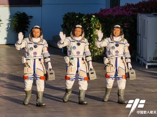 神十七乘组第二次出舱航天服舱内舱外有何区别