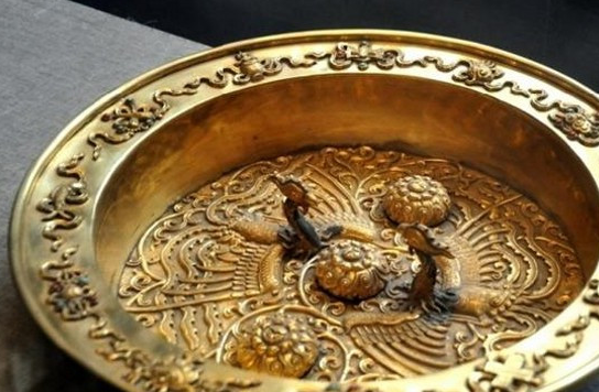 古代没有塑料,木制又失庄重,用有光泽的金属盆倒也是极其合理的事情.