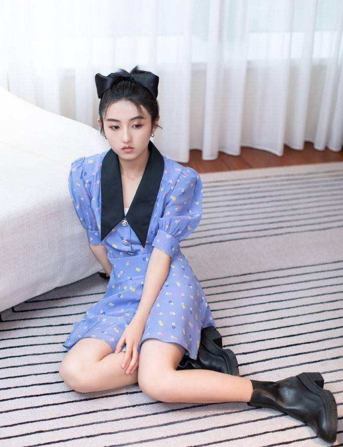 原创甜美面孔性感身材张子枫当之无愧穿甜美碎花裙也撩人