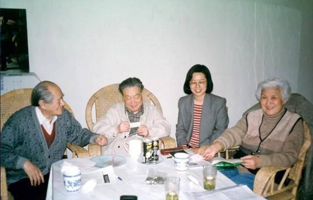 冯亦代:80岁时迎娶黄宗英,谱写绝美黄昏恋,遗言与原配合葬