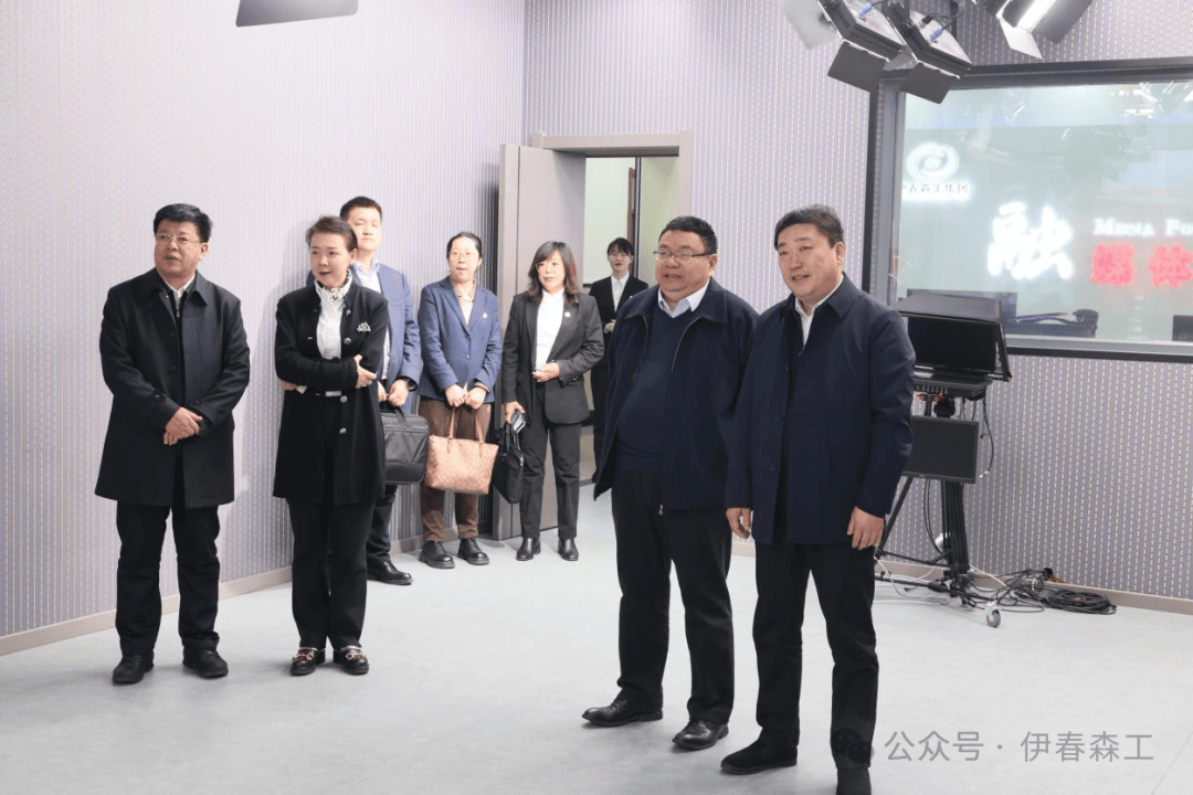 经营规划部部长李娜,中国飞龙飞行学院小兴安岭基地经理庞建明;伊春