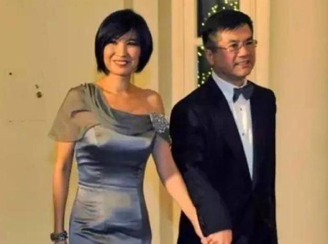 她是美国亚裔小姐冠军,嫁美国首位华裔州长,希拉里:我欣赏她_李蒙