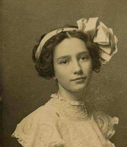 法国少女布兰奇被母亲囚禁了25年只有一扇窗获救时只剩48斤