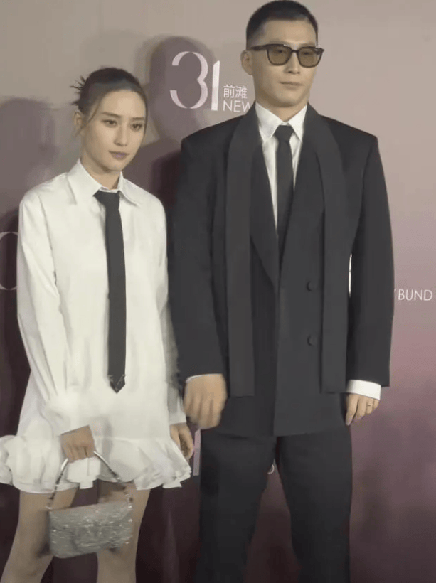 原创何超莲婚姻成迷赌王家族成员齐聚窦骁缺席女方与绯闻男友亲密同框