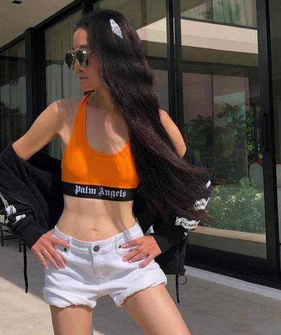 穿露腰衣秀蝴蝶背,20岁少女样_身材_verawang_年龄