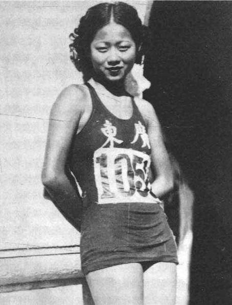 她在1933年成为游泳冠军却受到歧视遭到流言蜚语的攻击