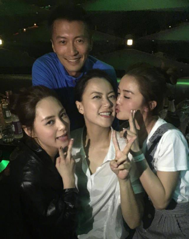 原创蔡卓妍钟欣潼晒贴脸合影庆出道21周年霍汶希分享多张旧合照纪念