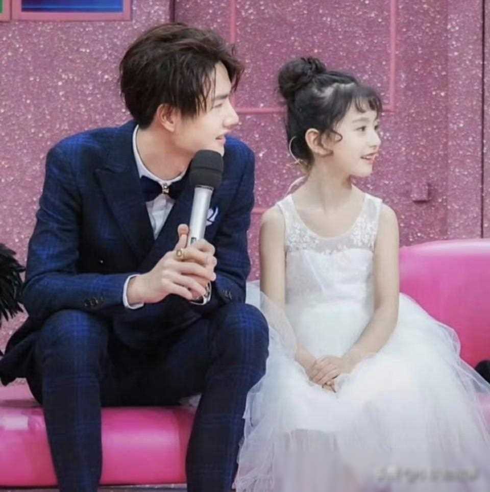 王一博与裴佳欣演对手戏,牵手小女孩长大成角色很可爱