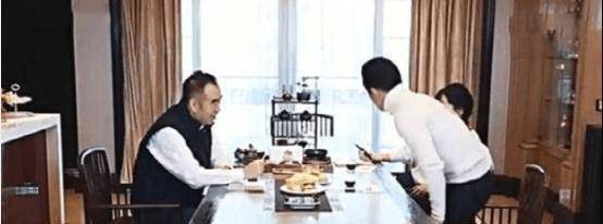 陈凯歌晒出自己的豪宅如今跟儿子生活在一起室内墙面很多挂画