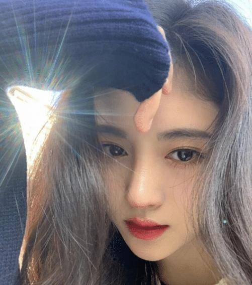 原创鞠婧祎为了证明自己腿长故意站在路灯旁拍照看清效果我服了