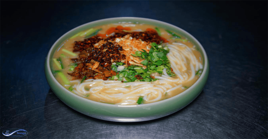 华宁特有王氏烧饵块,主要有香米和红糖两种口味,酱料主要以甜花生酱为