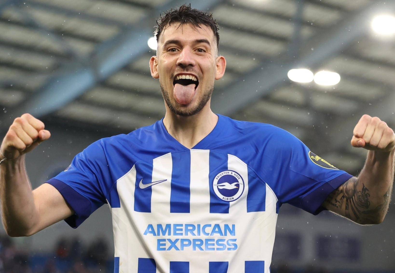 后,很快就也进入到各自角色中,率先发难的还有枪手进攻最有威胁的右路