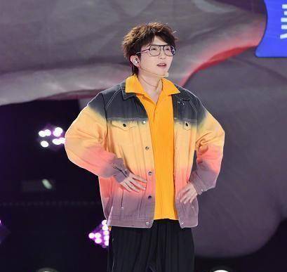 大张伟频现金句,黄子韬被学员送花,教练团现场表现可圈可点_罗志祥