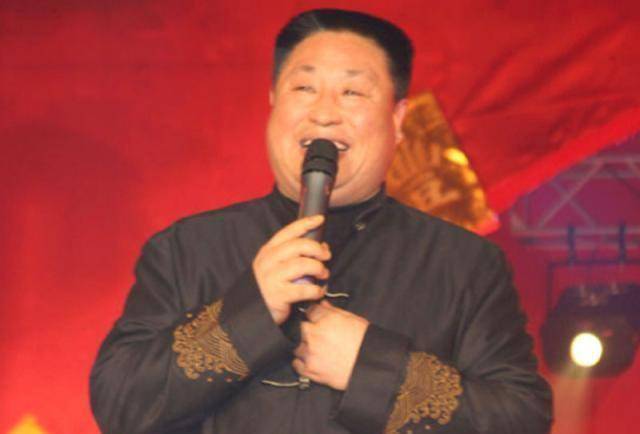 另一个内地喜剧顶尖团队辽宁民间艺术团却遭到了一个重大打击,赵本山