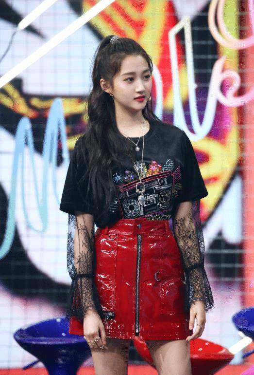 最近关晓彤的服装品味像开挂了一样,服装衣品水准在线.