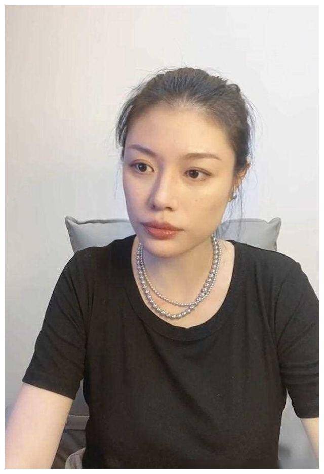 汪峰大女儿生母又晒照37岁大长腿又美又飒风情不输章子怡