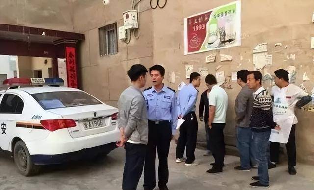 陈文超这时才回过神来,他茫然地看向哀嚎的王志超,随后抬起手臂看向