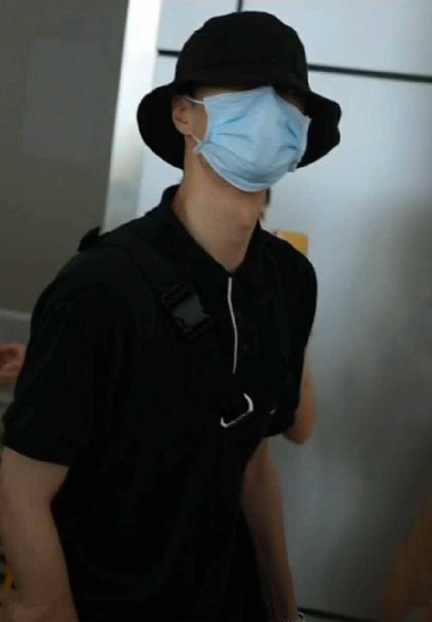 发福了王一博接受嘉人采访离开滤镜却胖了一圈