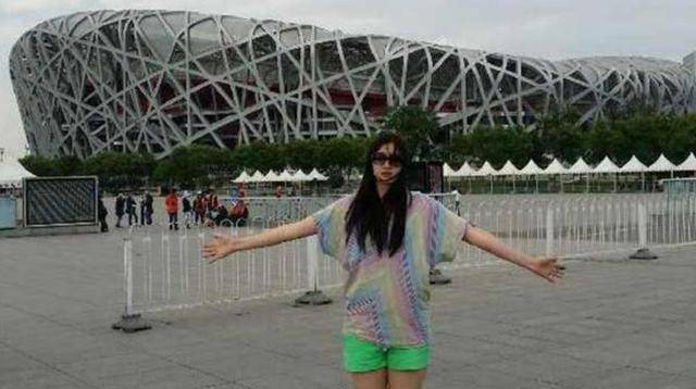 2米女巨人嫁18米老公回家总撞门框公婆换门