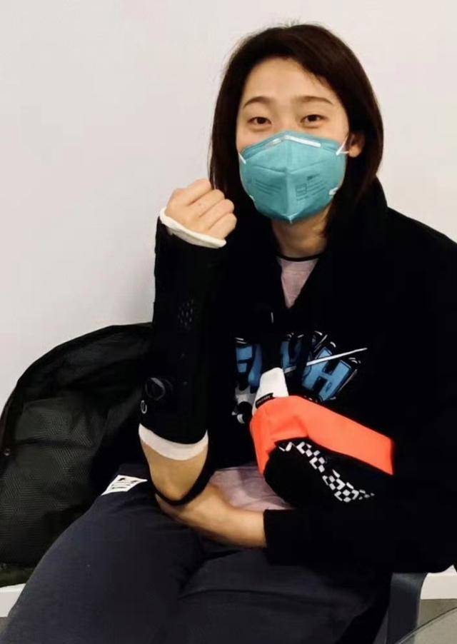 朱婷就再也没有代表国家队打过比赛,期间治疗手腕伤势和养伤花了很长