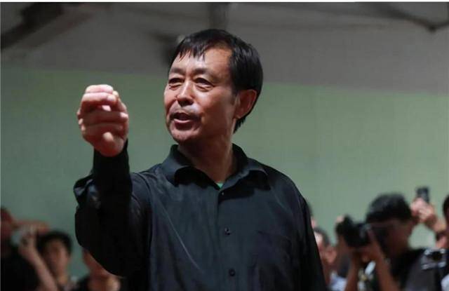 三,转战回国,反响平平或许在英国的成功已经满足不了马保国吧,在他56