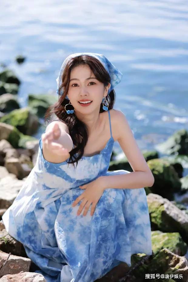 白鹿水蓝裙照明媚少女感尽显气质非凡