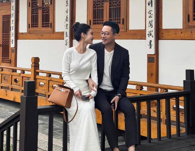 原创汪小菲正式公开未婚妻合照两人搂肩对视甜笑夫妻相很浓